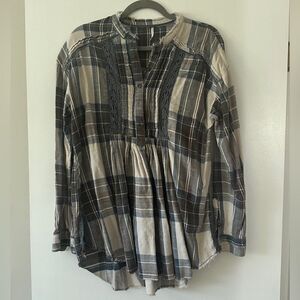 Free People green/cream flannel button down shirt, with unique collar detail. M.